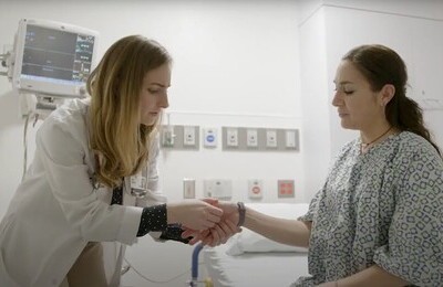 Кодирование Аквилонг в Соль-Илецке Врач держит пациентку за руку